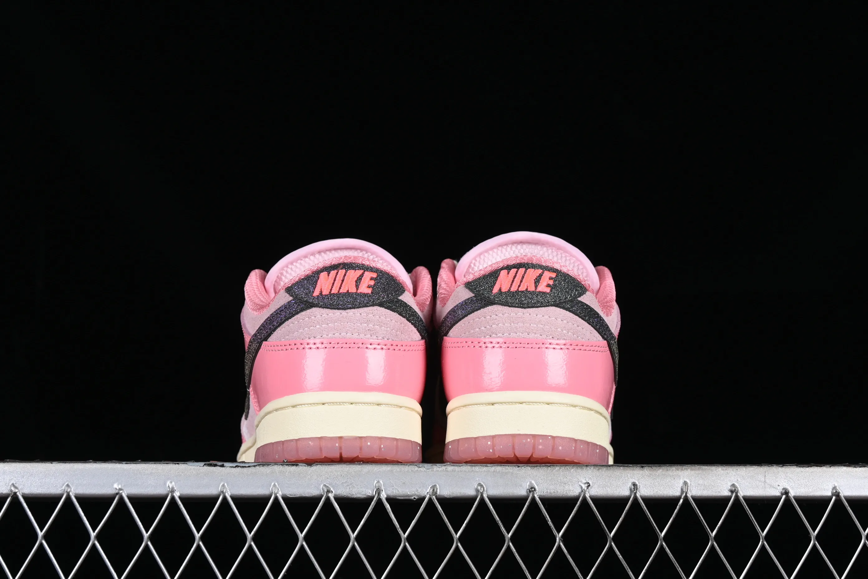 All categories Nk SB Dunk series Nk SB Dunk Low low-top sneakers C version Nk Dunk Low "Barbie" Barbie SB low-top sports and leisure sneakers FN8927-621